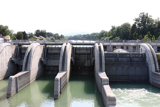 disadvantages of hydroelectric dams