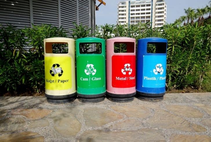red and blue recycle bins